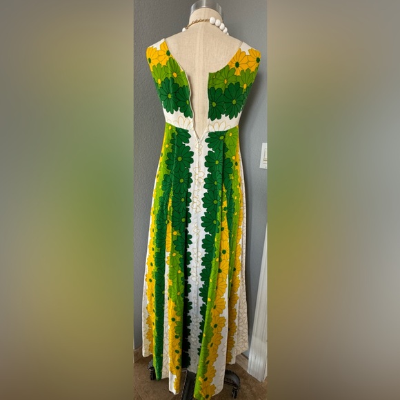 100% Cotton Vintage 1960s Ui-Maikai Flower Dress - Picture 4 of 10